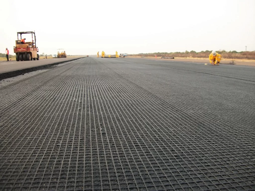 Geomallas para refuerzo de cimentaciones instaladas bajo una base granular para mejorar la capacidad de carga del suelo