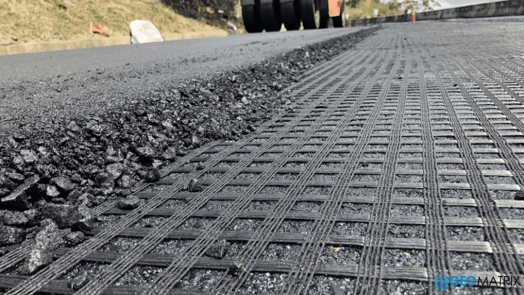 Instalación de geomalla de fibra de vidrio en pavimento asfáltico para autopistas