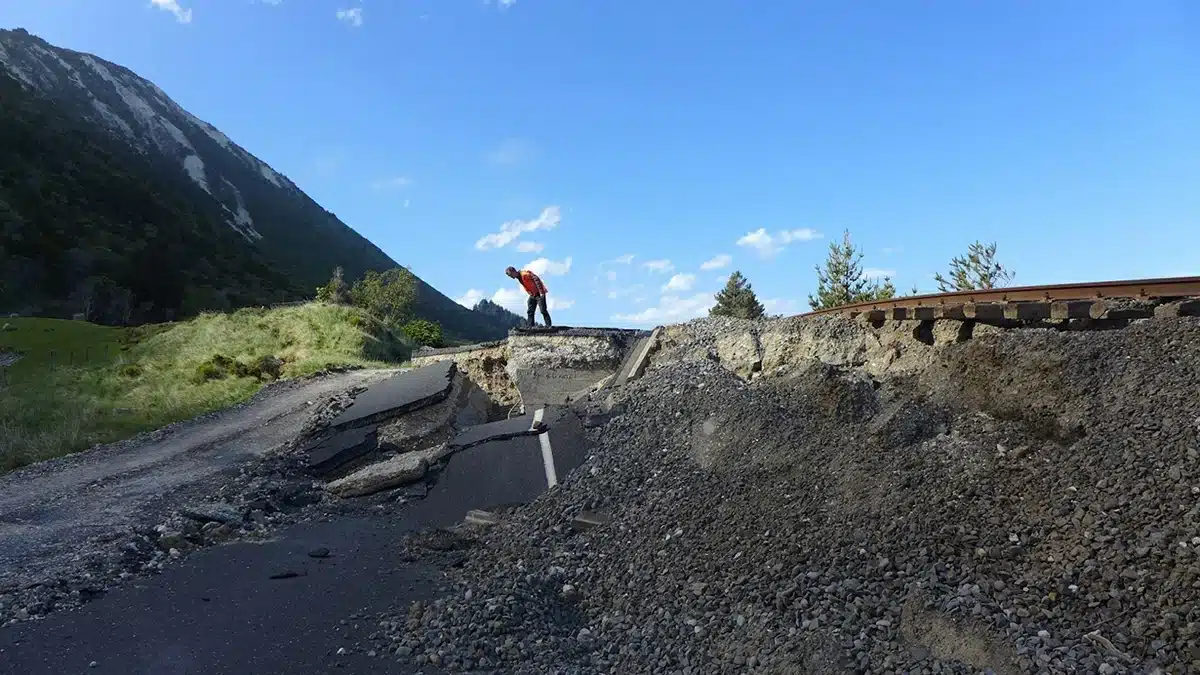geored de alta resistencia instalada para drenaje en proyecto de obras viales