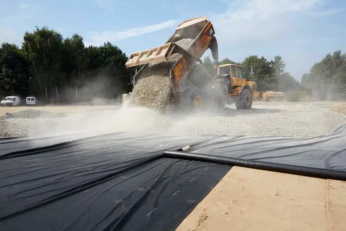 Geotextil aplicado en carreteras, drenaje y rellenos sanitarios mostrando costos y aplicaciones