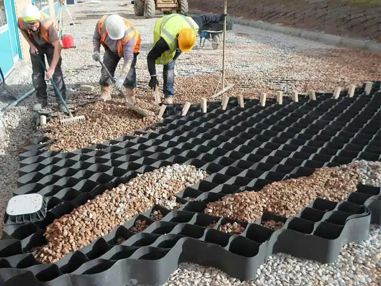 Instalación de rejillas de geoceldas para el control de la erosión y la estabilidad de taludes