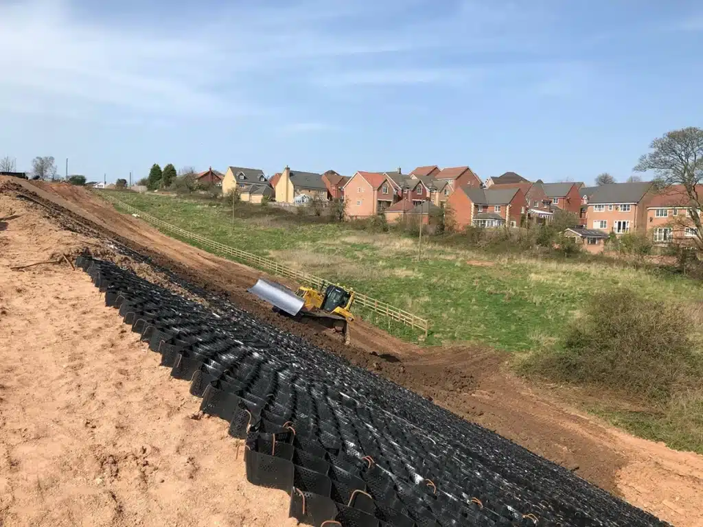 Proyecto de protección de taludes con geocelda hdpe para control de erosión