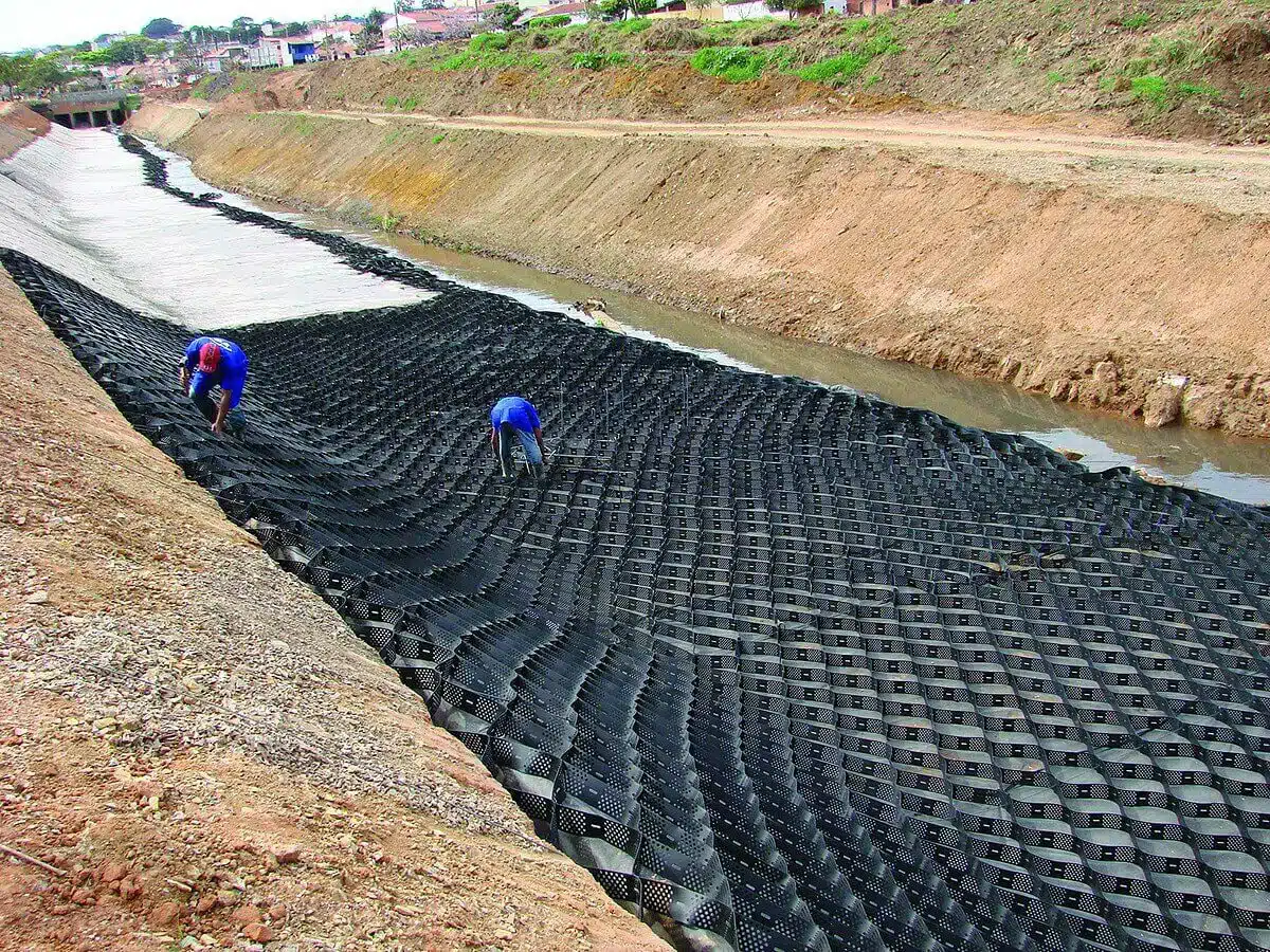 Instalación de geoceldas para grava para estabilización de calles y control de erosión