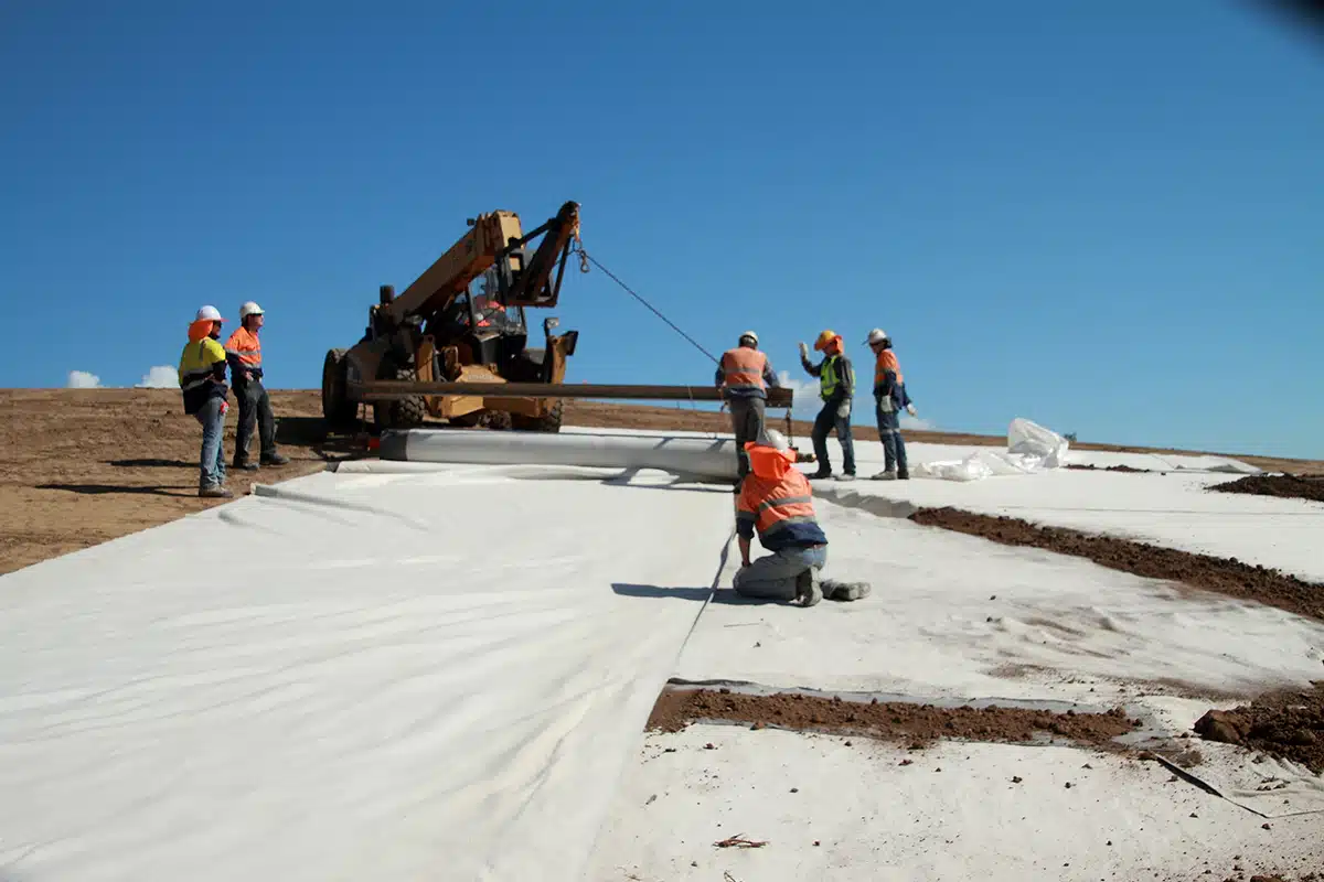 Instalación profesional de geomembranas y geosintéticos en proyecto de infraestructura
