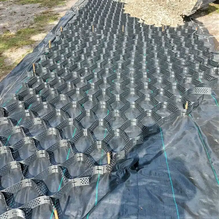 Comprender el uso de geosintéticos en geocell retaining wall forms: aplicaciones y beneficios