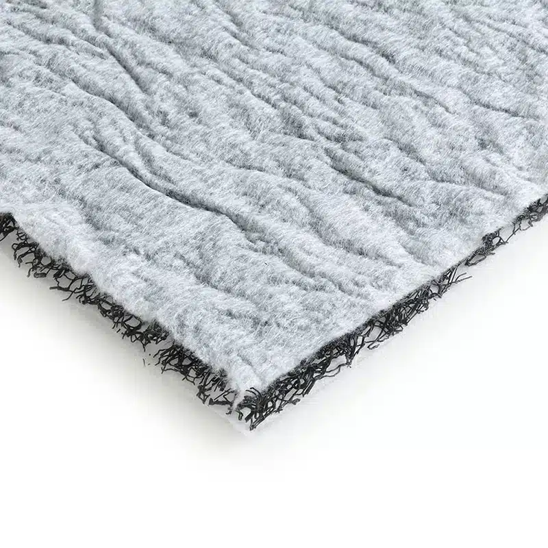 Geocompuesto Macdrain instalado en la subrasante de una carretera para drenaje eficiente