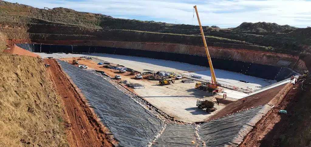 Exploración de barreras geosintéticas de arcilla: Aplicaciones y beneficios