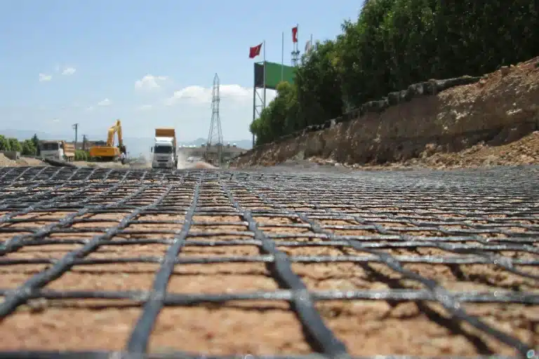 Cómo mejoran las geomallas la estabilidad y durabilidad de los proyectos de ingeniería