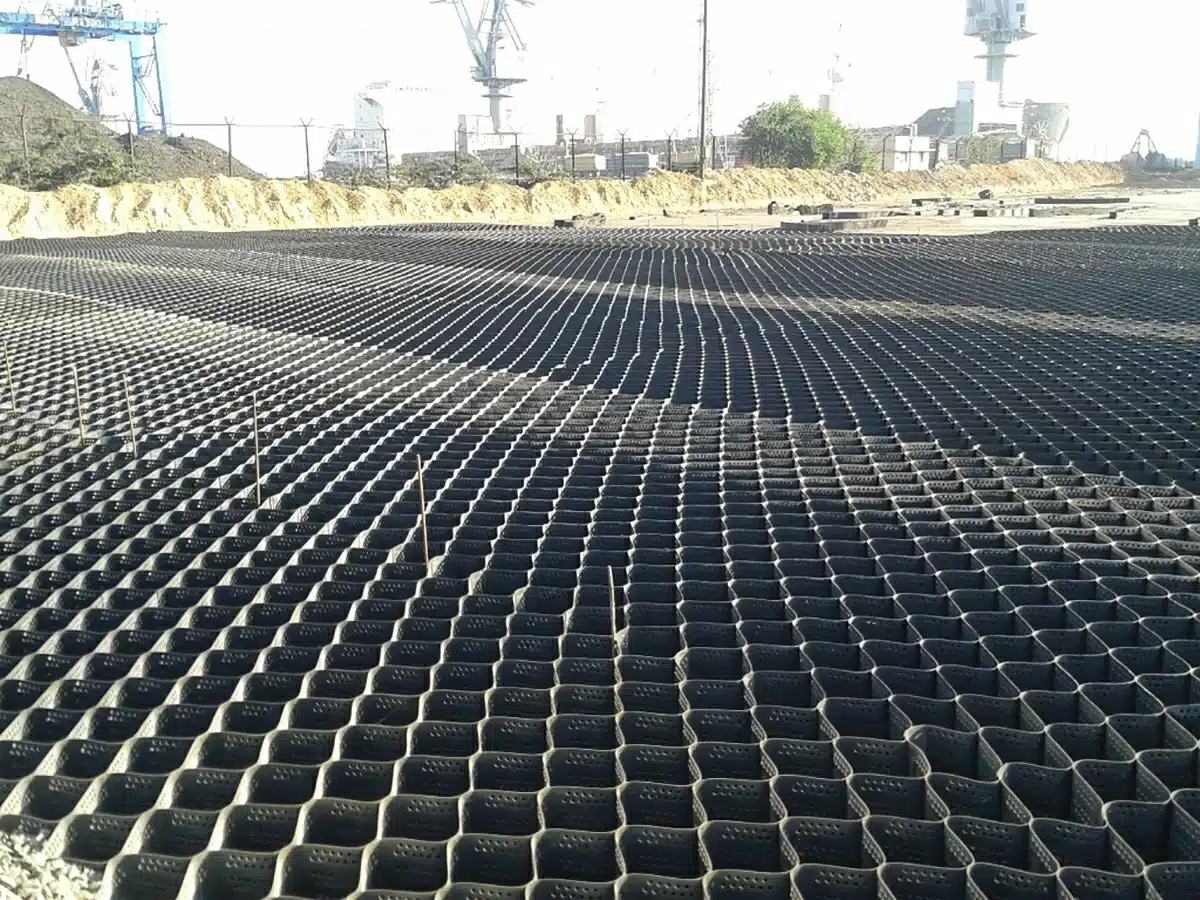 Instalación de geoceldas para calles para estabilización de pavimento y control de erosión