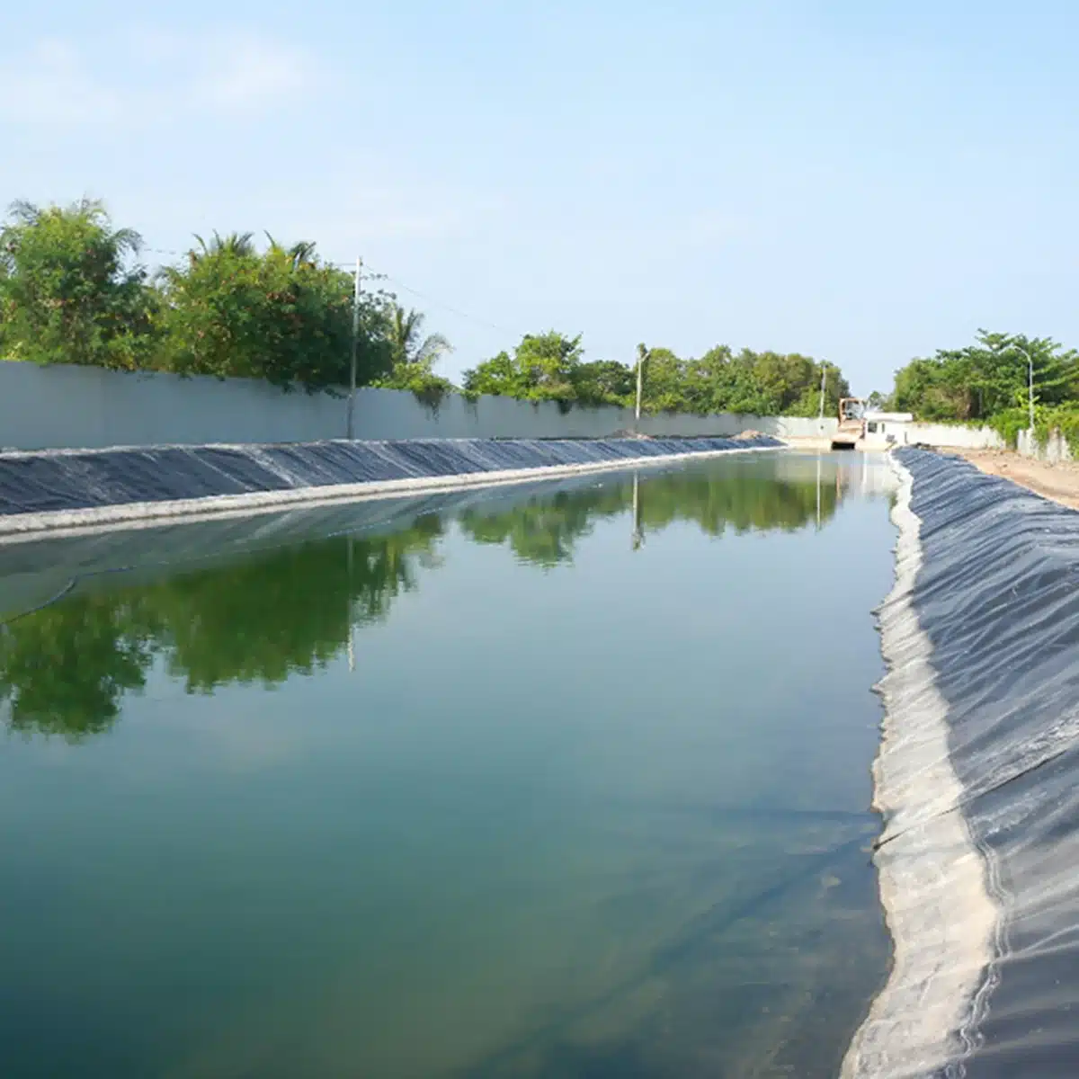 Vista aérea de instalación de geomembrana HDPE en un estanque minero en Sudamérica
