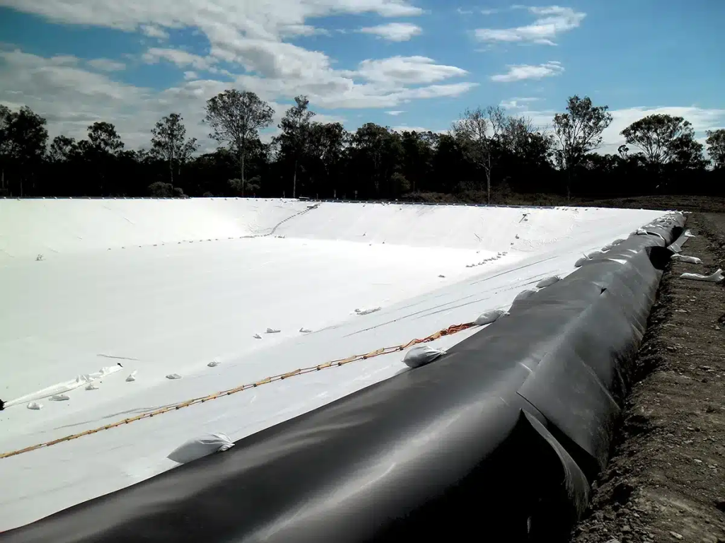 Instalación de geomembranas: Cómo las barras separadoras mejoran el rendimiento