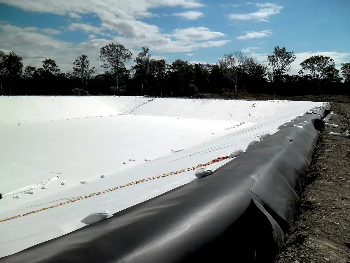 Exploración de la vida útil de la geomembrana de HDPE en la construcción