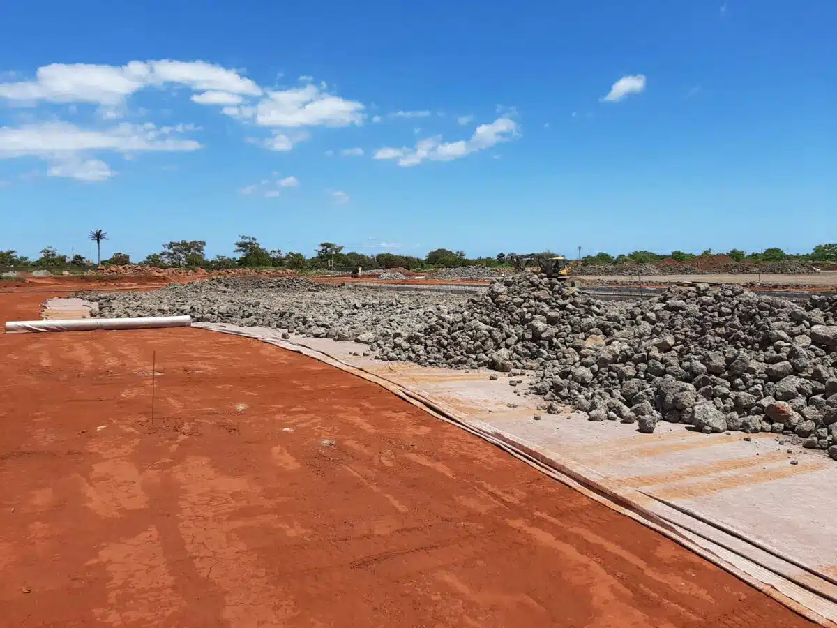 Geocompuesto muro drenaje: Previene filtraciones.