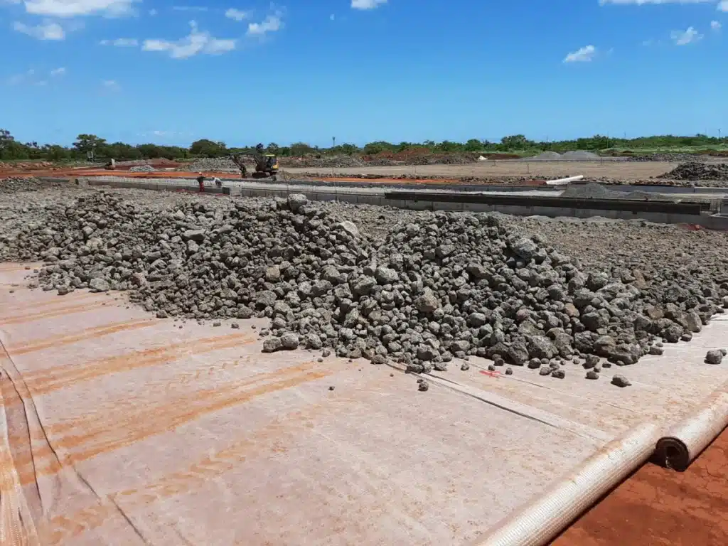 Revelando el potencial: la capa de geocompuestos en la infraestructura moderna.