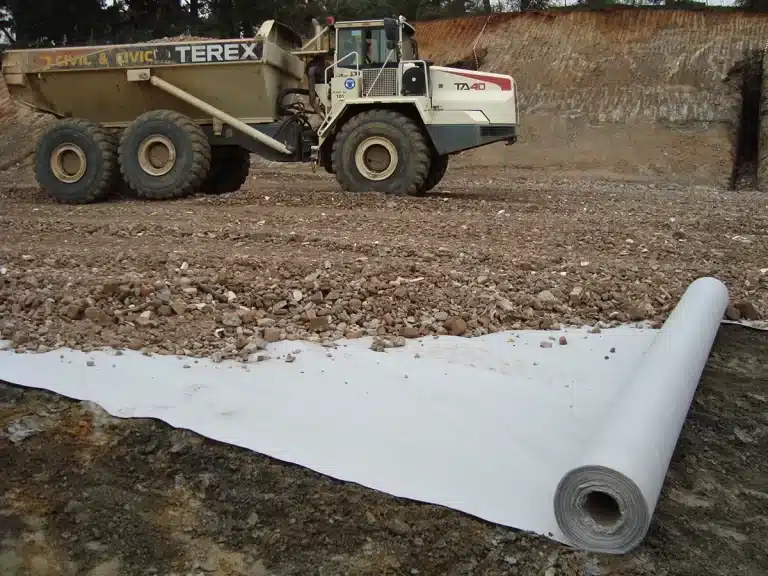 Cómo los geotextiles previenen la erosión y estabilizan los taludes de forma eficaz