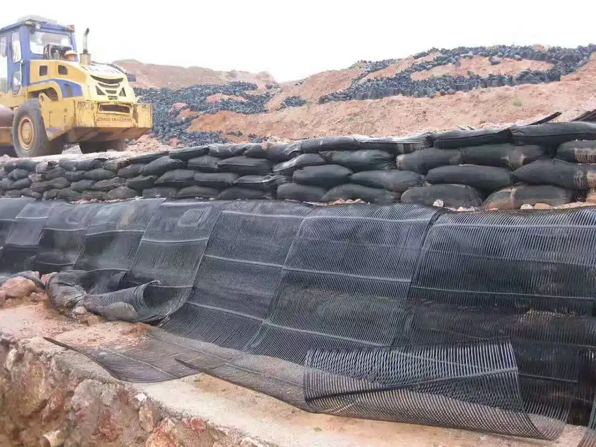 geomalla uniaxial instalada en construcción de muro de suelo reforzado