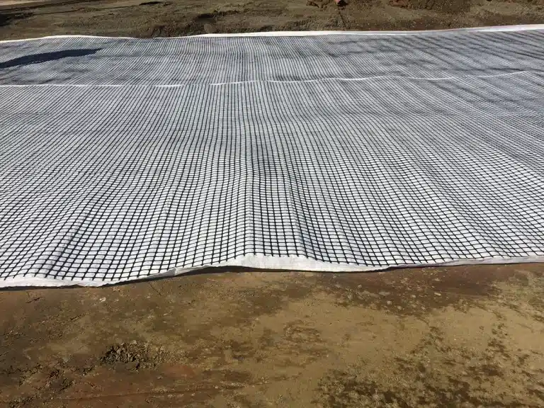 Geocomposite Wall Drain: Un elemento esencial para el drenaje eficiente en muros de contención