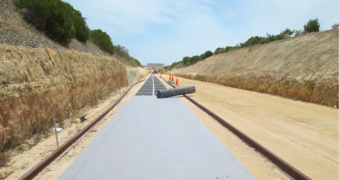 Membrana geotextil utilizada para el refuerzo y estabilización de carreteras sobre suelos blandos