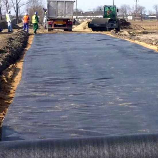Membrana geotextil utilizada para el refuerzo y estabilización de carreteras sobre suelos blandos