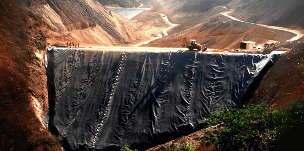 Membrana geotextil aplicada en obras de protección costera para control de erosión y drenaje
