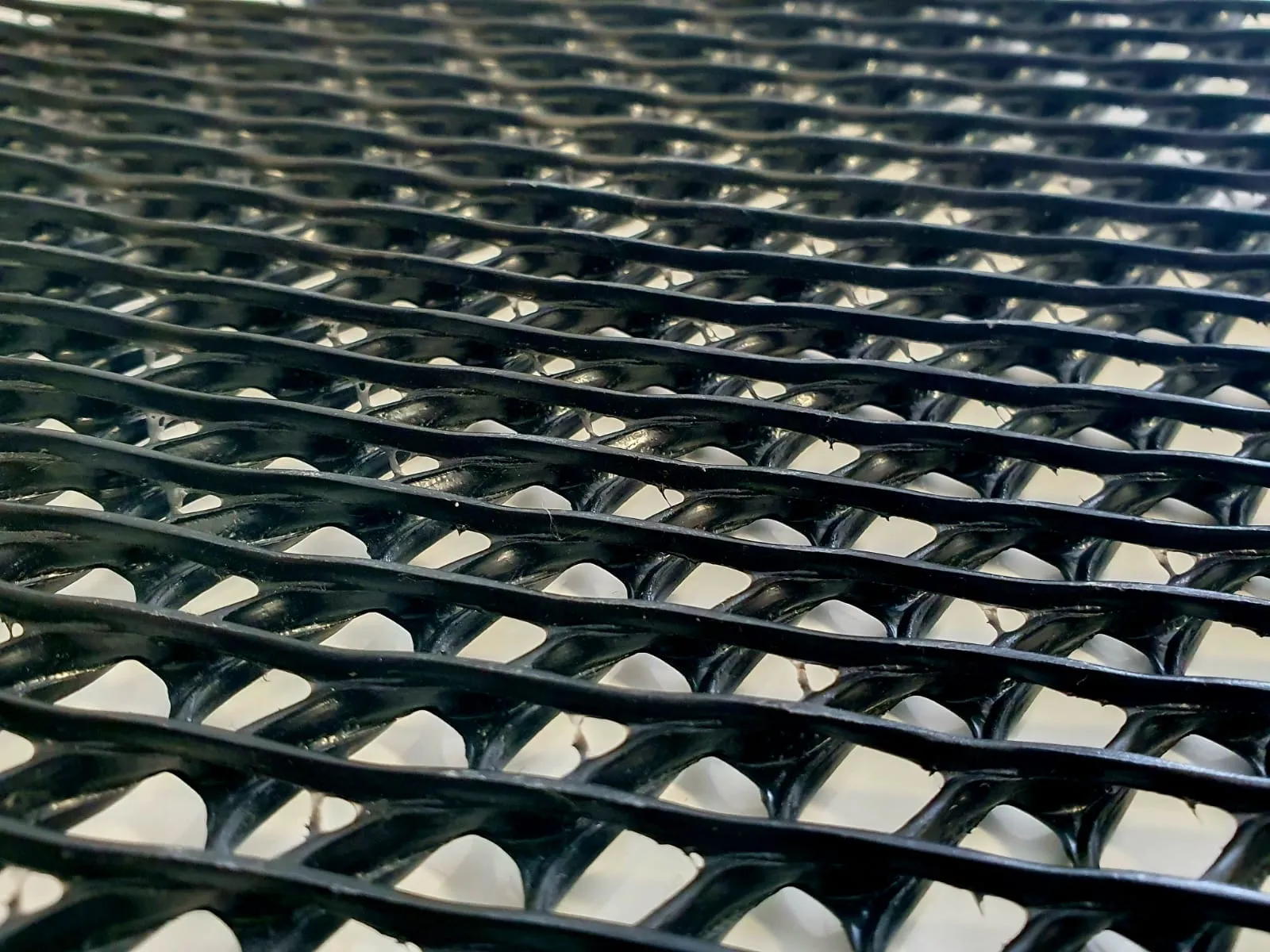 Instalación de geomalla Geofantex en estabilización de taludes