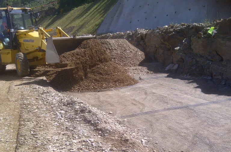 Refuerzo de Suelo con Geomalla aplicado en muros de contención y estabilización de taludes en proyectos de infraestructura