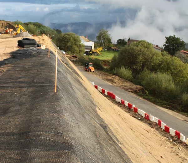 Refuerzo de Suelo con Geomalla en la construcción de carreteras para mejorar la estabilidad del terreno y la capacidad de carga