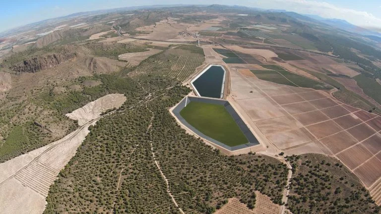 Proyecto de terraplén vial reforzado con geored geosintética para estabilización del terreno