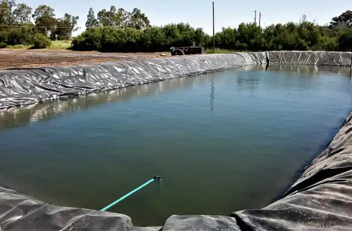 geomembrana para estanques instalada en reservorio agrícola para riego y almacenamiento de agua