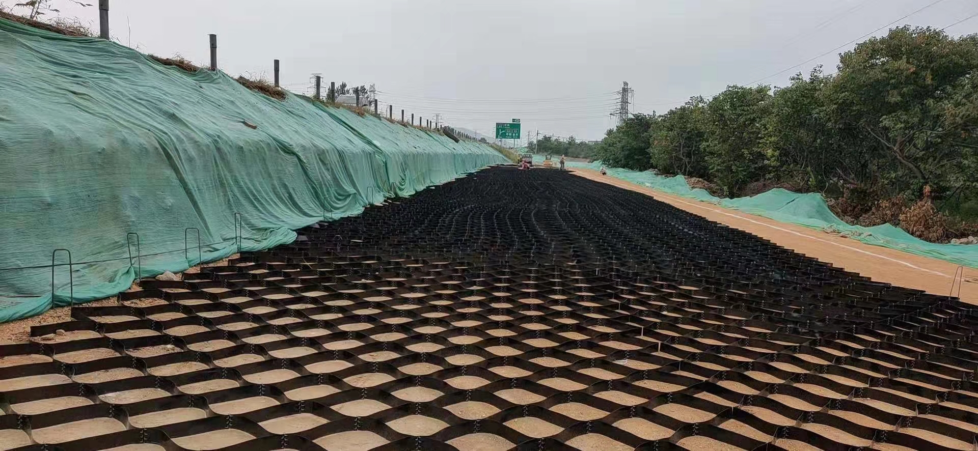 Geoceldas de polietileno aplicadas en carreteras, taludes y vías férreas para estabilización y protección