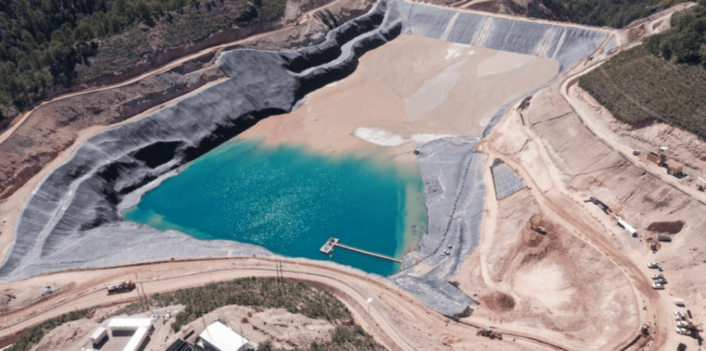 geomembrana prefabricada en proyecto de minería para impermeabilización de lixiviados