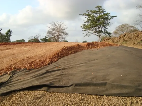 Geotextiles no tejidos: herramientas, técnicas y consejos Geotextiles no tejidos instalados en infraestructura vial para filtración, drenaje y estabilización de la base de carreteras