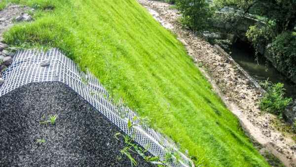 Geotextiles no tejidos empleados en control de erosión, protección de taludes y conservación del suelo