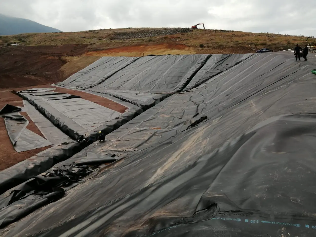 Sistema de impermeabilización en geotextil para impermeabilización en proyecto de vertedero sanitario con control de filtraciones y protección ambiental