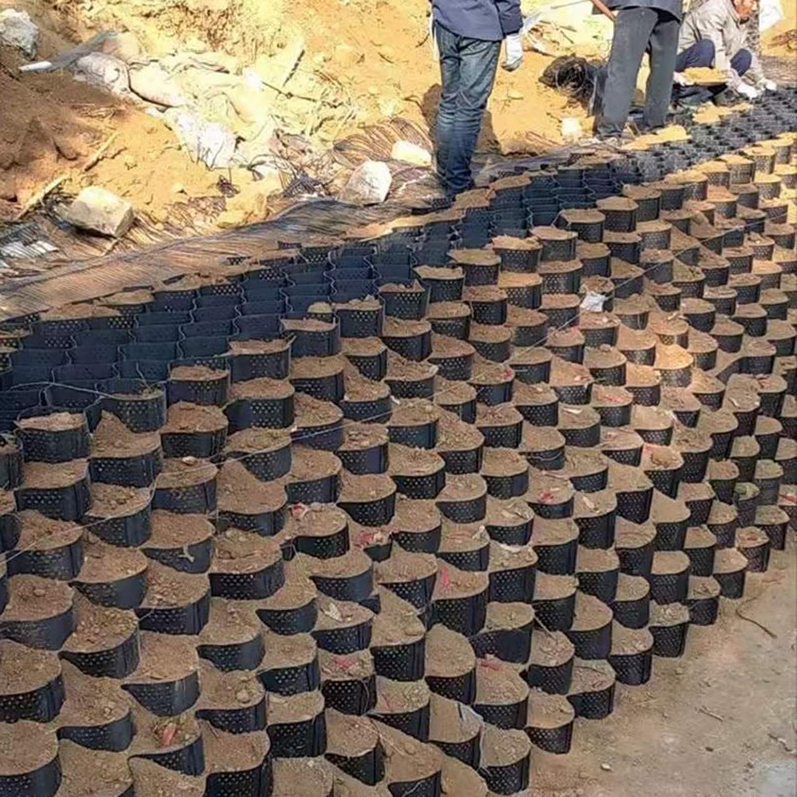 geomalla multiaxial en muro de contención para refuerzo y estabilización del suelo