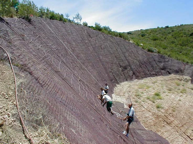 Manto geosintético compuesto de cemento instalado para protección de talud y control de erosión