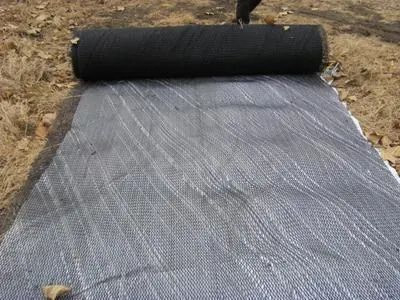 Instalación de geonet drainage mat en un sistema de vertedero