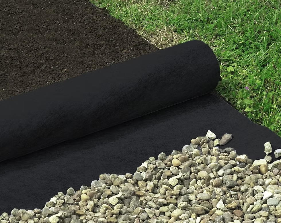 Instalación de malla geotextil sobre terreno estabilizado en obra civil con función de refuerzo y filtración
