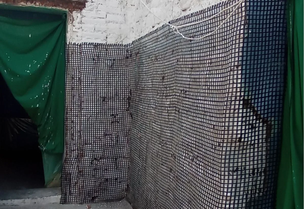 Aplicación de geomalla adobe en muros para mejorar resistencia sísmica y durabilidad