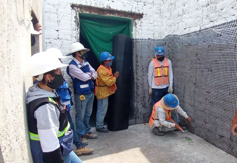 Aplicación de geomalla adobe en muros para mejorar resistencia sísmica y durabilidad