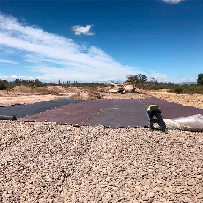 Aplicación de geotextil Sodimac en jardín con separación de suelos y control de maleza
