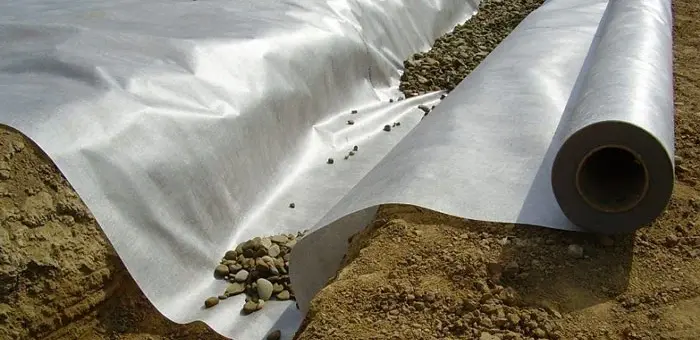 Geotextil para drenaje instalado en proyecto de construcción con drenaje eficiente

