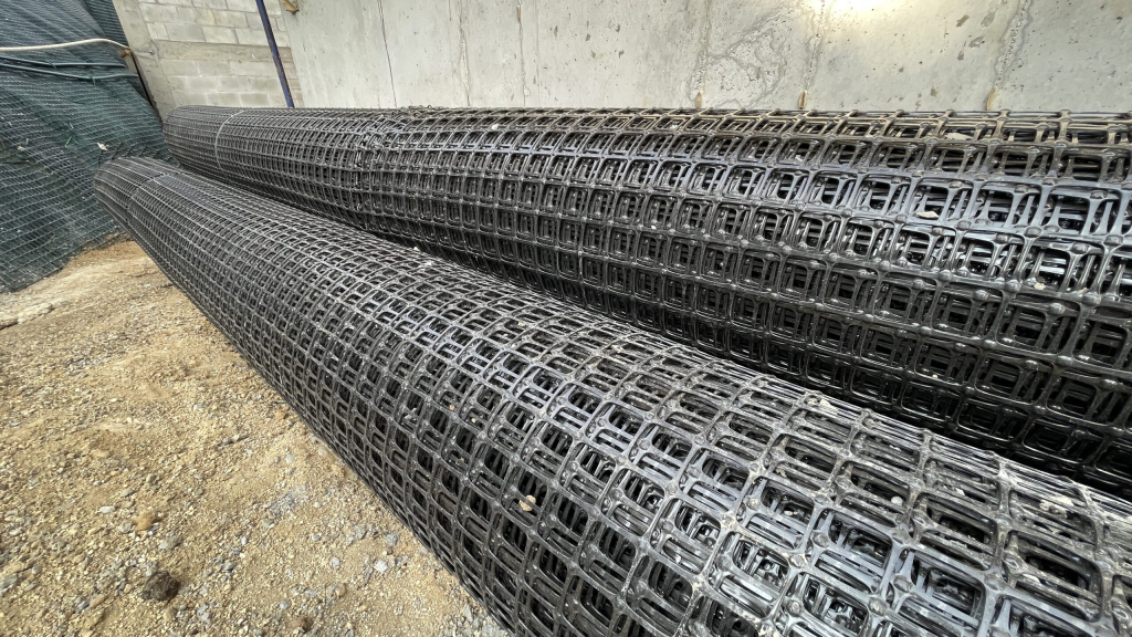 Instalación de geomalla para refuerzo de suelos y estructuras de construcción