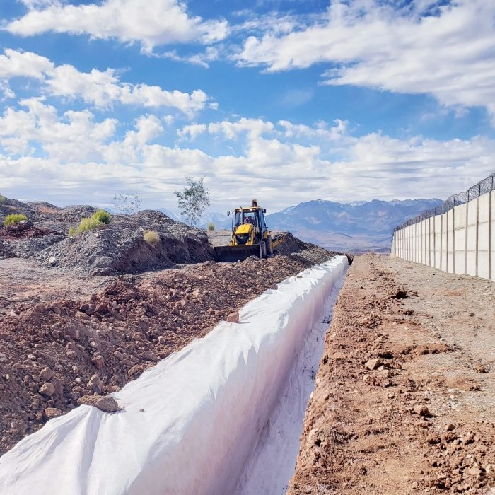 Aplicación de geotextil Sodimac en jardín con separación de suelos y control de maleza
