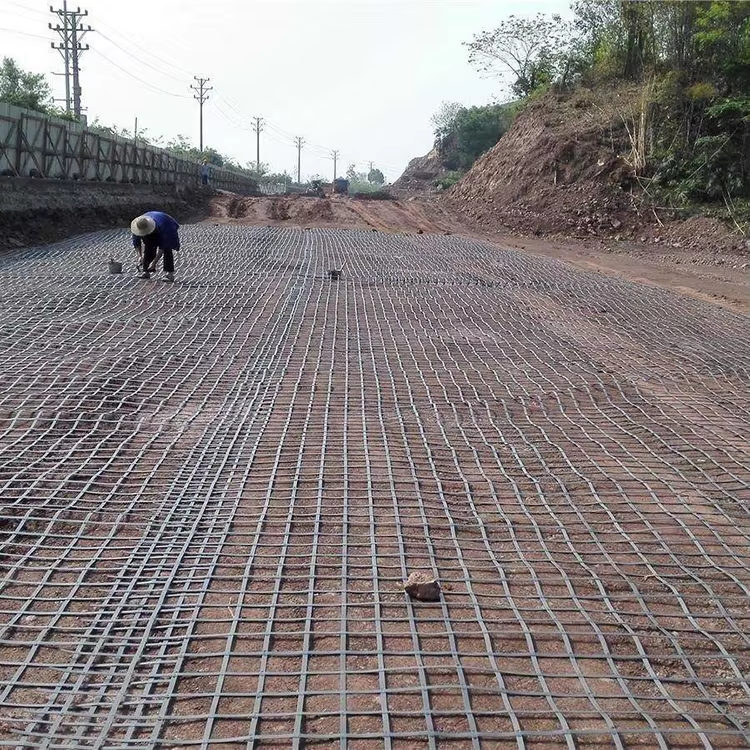 Instalación de geomalla para refuerzo de suelos y estructuras de construcción