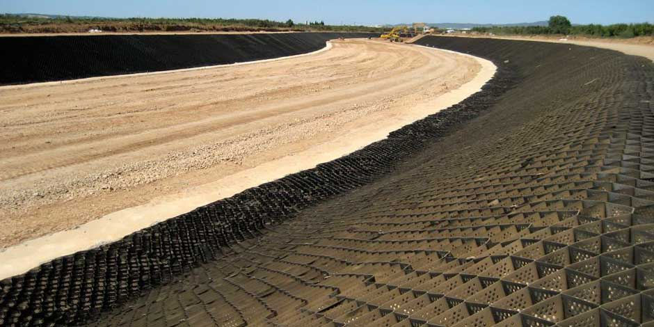 Instalación de geoceldas para estabilización de suelos y proyectos de construcción sostenible