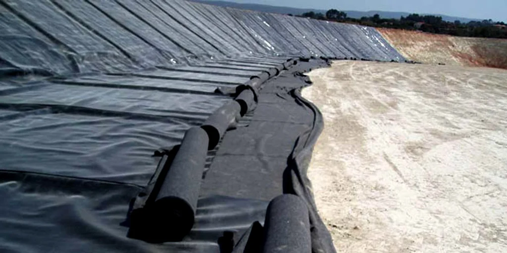 Instalación de malla geotextil sobre terreno estabilizado en obra civil con función de refuerzo y filtración
