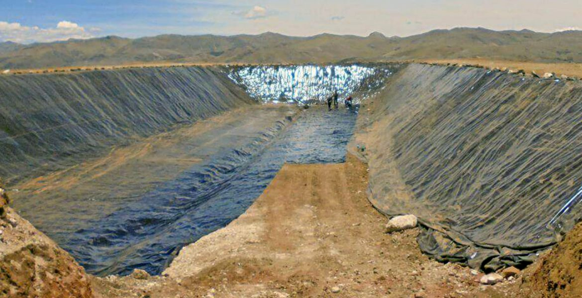 Geonet de calidad para compresión instalada en un proyecto de relleno sanitario para drenaje de lixiviados.