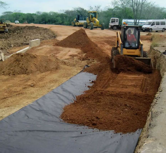Instalación de geotextil impermeable en carreteras y túneles