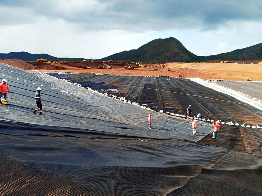 Qué son geosintéticos: geotextiles instalados en carretera para estabilización de suelos